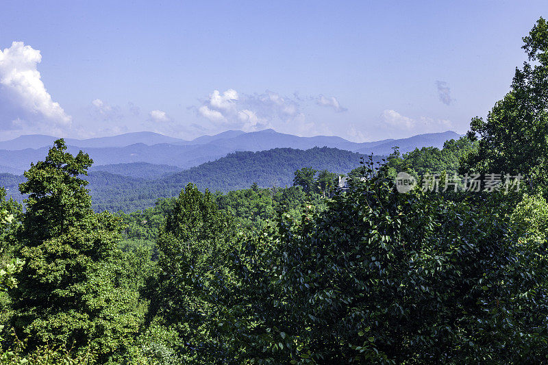 夏季，北卡罗来纳大烟山的阳台景色令人惊叹。大烟山(Great Smoky Mountains)从田纳西州和北卡罗来纳州的边界开始，从那里向美国东南部的东北方向延伸